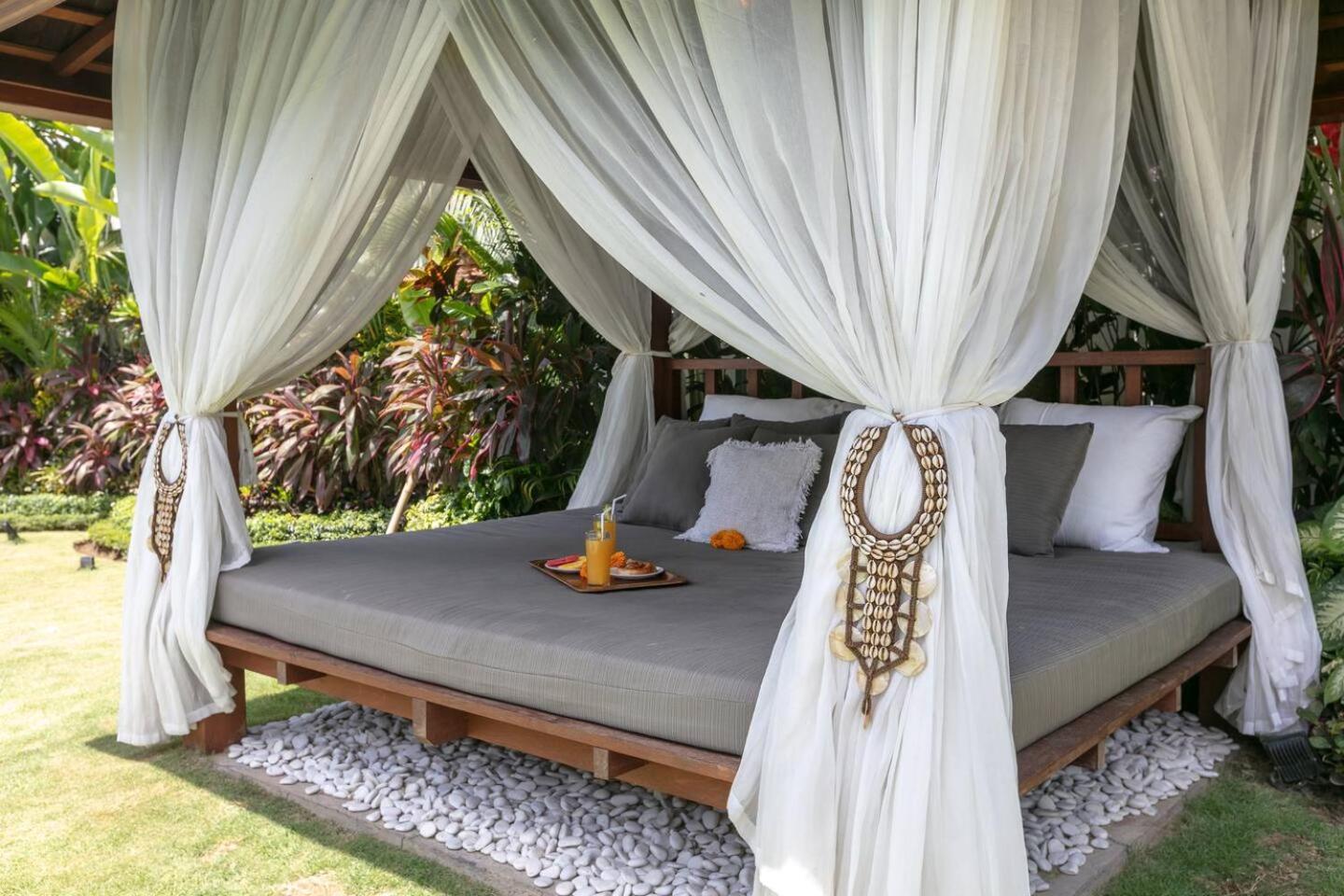 4 Bd Villa With Large Garden, Pool In Seminyak 외부 사진
