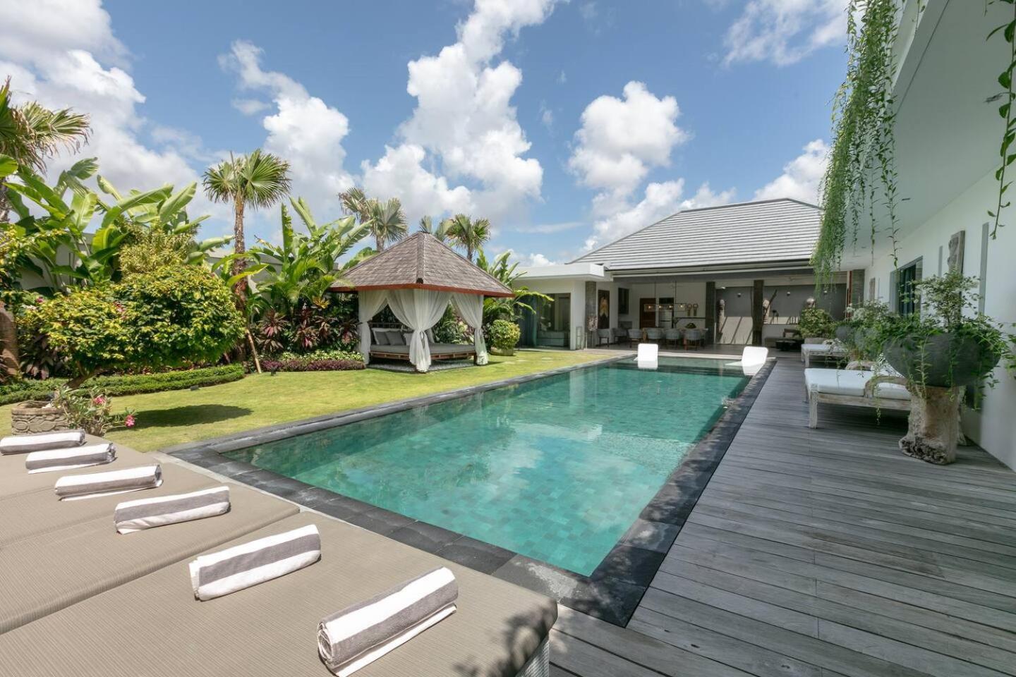 4 Bd Villa With Large Garden, Pool In Seminyak 외부 사진