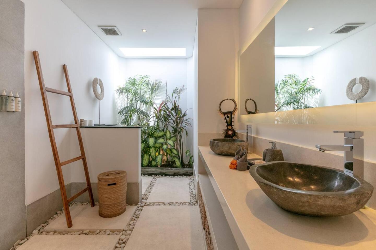 4 Bd Villa With Large Garden, Pool In Seminyak 외부 사진